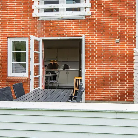 5 Person In Romo-by Traum *