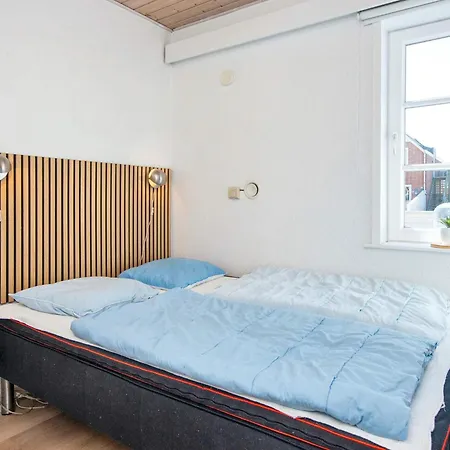 5 Person In Romo-by Traum *