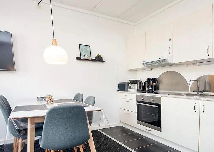 5 Person In Romo-by Traum *